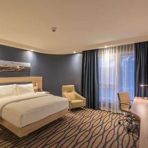 Zimmer mit Zugang für Rollstuhlfahrer mit Queensize-Bett